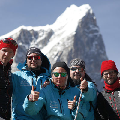Rock-bändi Ancara Himalajalla peukut pystyssä