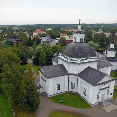Lapuan tuomiokirkko ilmasta kuvattuna.