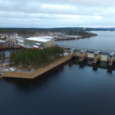Rovaniemen alapuolella oleva Valajaskosken voimala on yksi viidestä padosta, joka pitäisi poistaa jotta lohella olisi vapaa pääsy Ounasjoelle kutemaan. Kemijoki, Valajaskosken voimala, Rovaniemi 25.10.2017