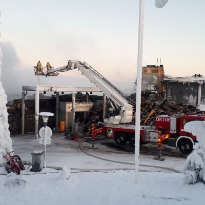 Hotellin jälkisammutus on käynnissä.