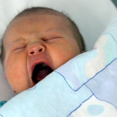 Vastasyntynyt vauva haukottelee.