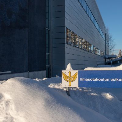 Ilmasotakoulun esikunta -kyltti Aquila-rakennuksen edessä Tikkakoskella