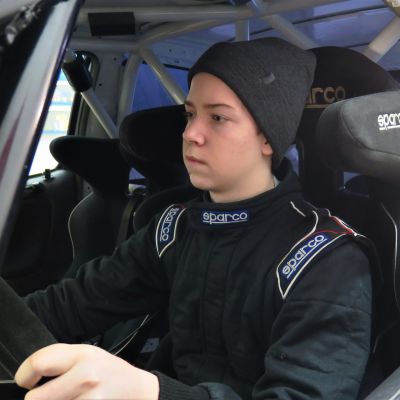 Rallikuski Niklas Heino autonsa sisällä.