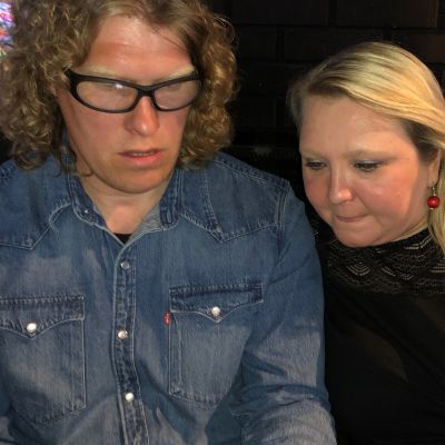 Suna Kymäläinen jännittämässä eduskuntavaalien ennakkoäänten tuloksia miehensä Tomi Kymäläisen kanssa Ruokolahdella.