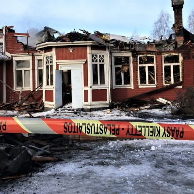 Tulipalossa tuhoutunut Kempeleen pappila 17.4.2019.