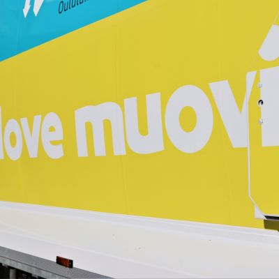 I love muovi kampanjatarra oululaisen Hourun jätehuollon jäteauton kyljessä.
