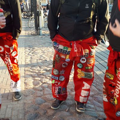 Opiskelijoita juhlimassa vappua Oulun torinrannassa.