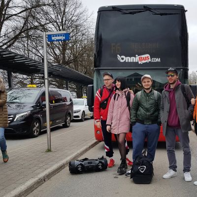 Nuoret Onnibussin edustalla lähdössä Helsinkiin kohti yrittäjäfinaalia.