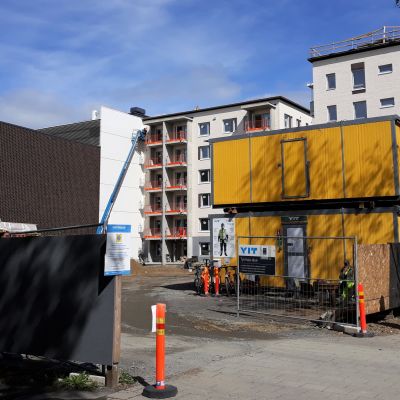 Kirkkokadun varteen on rakennettu kerrostaloja Joensuussa.