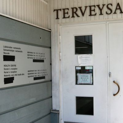Oulun Kaijonharjun terveysaseman ovi.