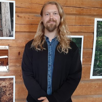 Valokuvaaja Touko Hujanen ja valokuvia Metsäperhe-näyttelystä.
