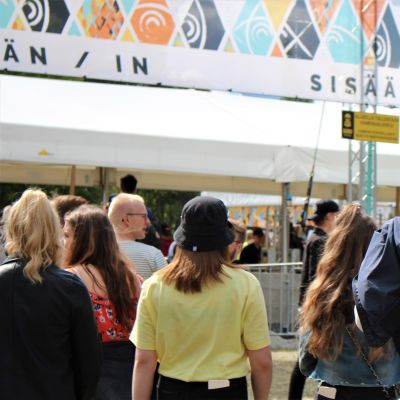 Sisäänkäynti Ilosaarirockissa.