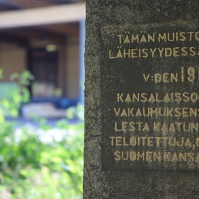Sisällissodan aikainen joukkohauta teollisuusalueen keskellä Heinolan Vierumäellä.