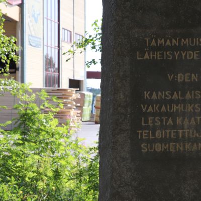 Sisällissodan aikainen joukkohauta teollisuusalueen keskellä Heinolan Vierumäellä.