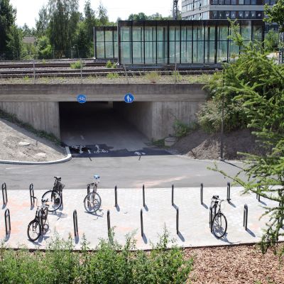 Polkupyöräparkki Lahden rautatieaseman lähellä.