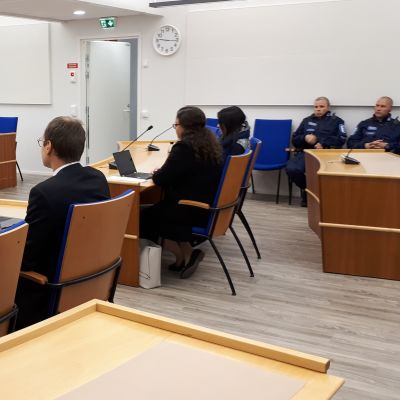 Syytetyt Etelä-Karjalan käräjäoikeuden istuntosalissa 9.8.2019.