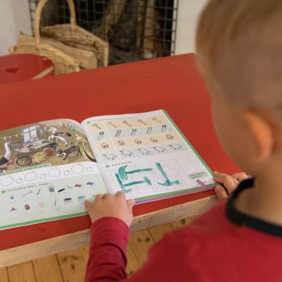 Poika katselee eskarikirjaa.
