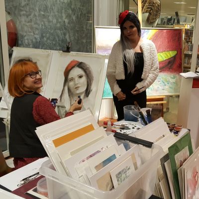 Taiteilija AnneMilana tekee muotokuvaa.
