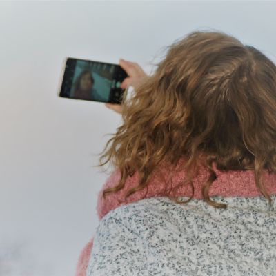 Nainen ottaa selfietä