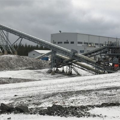Endomines keskeytti kullan tuotannon Pampalon kaivoksessa Ilomantsin Hattuvaarassa syksyllä 2018. Kaivosalue on edelleen aution hiljainen marraskuussa 2020.