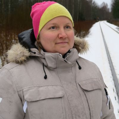 Pirjo Kauppila perheineen on asunut Hangon radan lähellä sijaitsevassa talossa kuusi vuotta.
