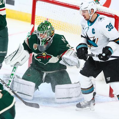 Kaapo Kähkönen torjuu Minnesotan maalilla.