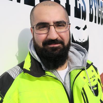 Mufid "Muffe" Azadin rakennusfirman kalenteri on täynnä kuukausiksi eteenpäin.