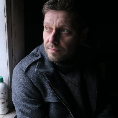 Aki Ollikaisen menestyspaineet helpottivat Eeva Joenpellon talon pihasaunaa lämmittäessä.
