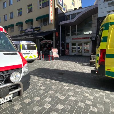 Kaksi ambulanssia ja poliisiauto Väinönkadulla Jyväskylässä.