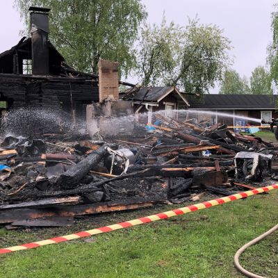 Kiviniemen retkeilykeskuksen päärakennus tuhoutui tulipalossa Kontiolahdessa.