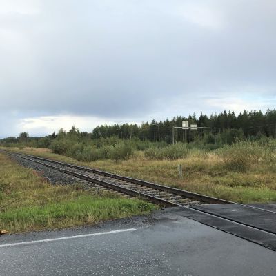 Puomein varustettu rautatien tasoristeys.