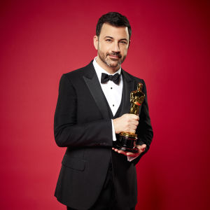Jimmy Kimmel står med en Oscarsstatyett i handen