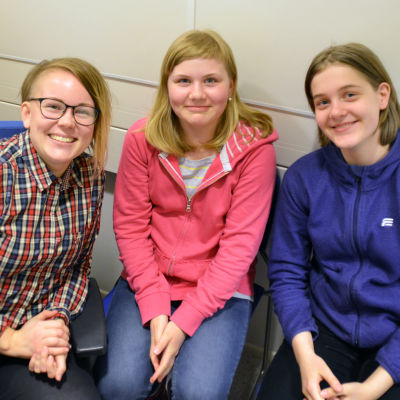 Malin Valtonen tillsammans med två elever som deltog i Nyhetsskoledagen.