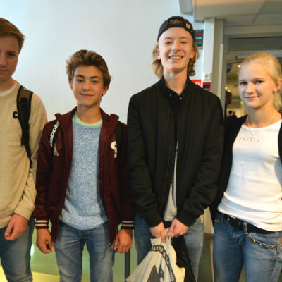 Andreas Schröder, Atte Ehrnrooth, Oscar Mikola och Isabella Nevanlinna i Mattlidens skola.