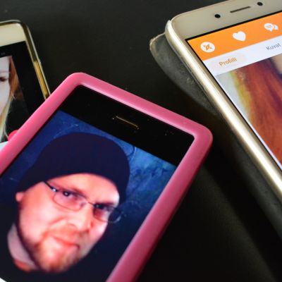 Kolme kännykkää rivissä ja niissä auki nettideittiprofiilit