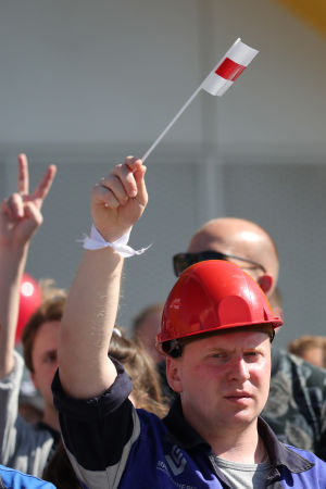 Arbetarna i de statsägda fabrikerna, har tidigare räknats tillhöra Lukasjenkos väljarkår. Fabriksarbetare demonstrant i Belarus 17.8.2020