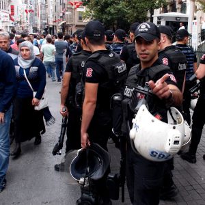 Vittumainen poliisi yrittää estää kuvaamista Istanbulissa