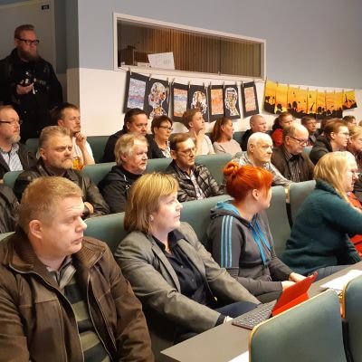 Yleisöä Lemin kunnanvaltuuston kokouksessa 1.4.2019.