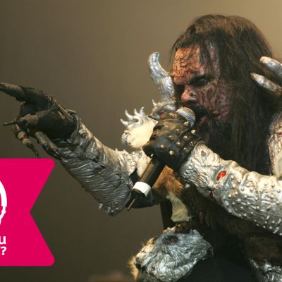 Mr. Lordi sjunger i en mikrofon och pekar mot publiken.