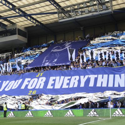 Chelsean kannattajat kuinnioittivat uransa päättävää John Terryä.