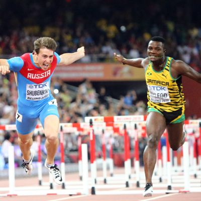 Sergei Shubenkov (kesk.) juoksi miesten 110 metrin aitajuoksun maailmanmestariksi Pekingissä 2015.