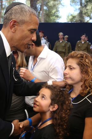Barack Obama och släktingar till Shimon Peres. President Barack Obama tröstar släktingar till Shimon Peres.