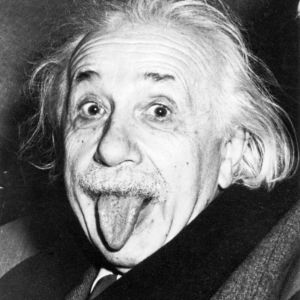 Albert Einstein näyttää valokuvaajalle kieltä. 