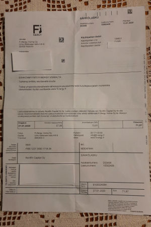 Räkningen som innehåller ett kundnummer ifrågasätts av mottagaren. En elräkning på ett bord.