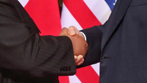 Närbild av Trumps pch Kim Jong-Uns händer när de skakar hand.