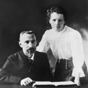 Marie Skłodowska Curie och Pierre Curie fick ett Nobelpris tillsammans, och Marie plockade upp ett annat några år efter Pierres olyckliga död. Marie är den enda som fått Nobelpris i två olika discipliner, fysik och kemi, men dog tragiskt nog av sin egen upptäckt, radium, som hon bar omkring på i handväskan. Pierre Curie och Marie Sklodowska Curie.