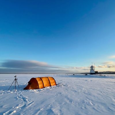 Oranssi teltta Näsijärven jäällä. Taustalla näkyy Siilinkari.