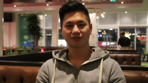 Thang Nguyen ber till sin avlidne farfar två gånger i månaden. Thang Nguyen tittar in i kameran