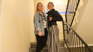 När vi är i Finland längtar vi till Bosnien och när vi är i Bosnien så längtar vi till Finland, säger Merjema och Melisa. Merjema Dizdarevic och Melisa Elkaz står i trappan