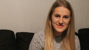 Merjema Dizdarevic grät då hon åkte längs riksåttan för första gången. Hon var tolv år då. Merjema Dizdarevic ser in i kameran